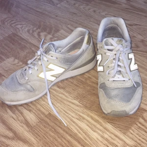  - Supersnygga guldiga och gråa New Balance sneakers!! Använda ett fåtal gånger och är i bra skick, kommer tvättas innan jag skickar dom. 💞💞 Storlek 38 och såå sköna att gå i! Kan mötas upp i Östersund, annars står köparen för frakt.