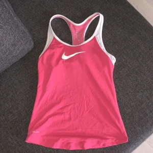  - Nike Linné med inne bh. 