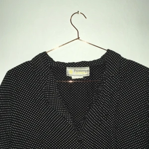  - söt figursydd blus köpt på second hand i Paris 🐞 liten skjortkrage och klädda knappar fram. passar dig som är xs-m beroende på hur du vill att den ska sitta! 