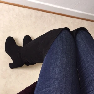  - Helt nya och oanvända overkneestövlar i mockaimitation perfekta till hösten. De går ca 10 cm ovanför knäna på mig och jag är 1.70 cm lång. Bekväm klack vilket gör de användbara även till vardags. 