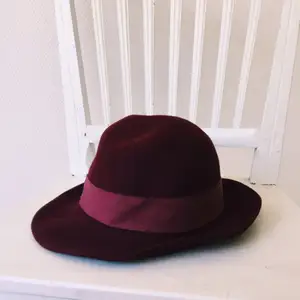 Oxblod/vinröd hatt. ✨