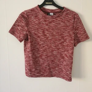  - Kortare tshirt i ett skimrigt material, bohemisk stil