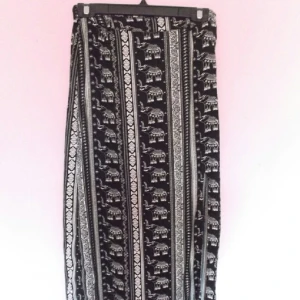  - Oanvänd kjol. Dragkedja i midjan. Ej stretch. 