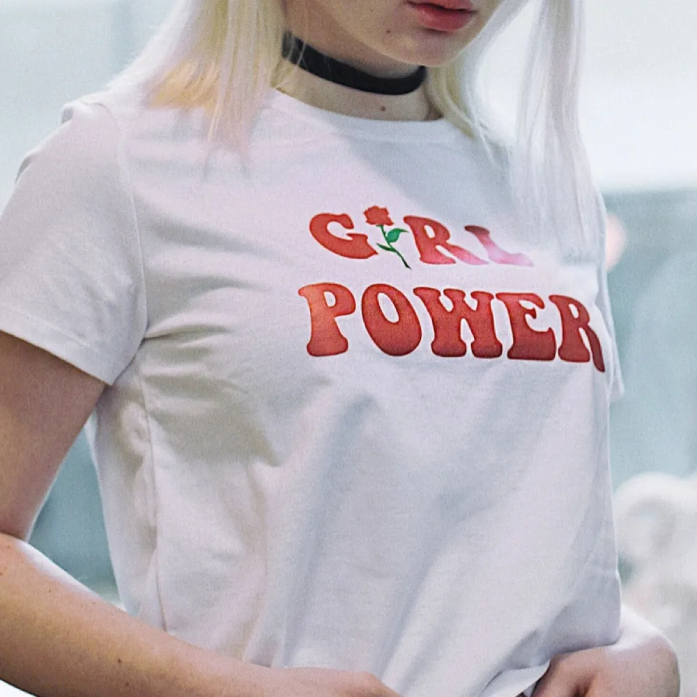 Girl Power tröja köpt i Vietnam. Använd & tvättad en gång. Strl L men sitter som en S. Kan mötas upp i Sthlm eller skicka (frakt 30kr).. T-shirts.