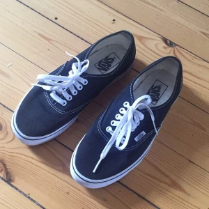  - Svarta Vans, knappt använda så i superfint skick! Storlek 40 (men US 7,5 women US 9)  
