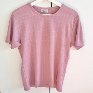  - Rosa t-shirt med superfint mönster!! 🌸✨💫 köpt på secondhand och säljes nu eftersom jag vill spara ihop pengar hehe. Står ingen storlek men skulle gissa på S eftersom den sitter bra på mig som är XS/S, ibland M haha.    SWISH/KÖPAREN BETALAR FRAKTEN.