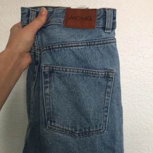  - Monki jeans med avklippta ben! Size 27