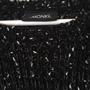  - Säljer denna sköna svarta tjocktröja med vita små prickar i från Monki🎀 frakt betalas av köparen