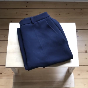  - Mörkblå mjuka kostymbyxor från Mango! 