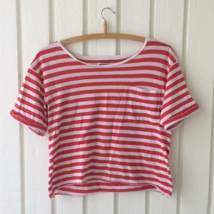  - Randig T-shirt från Weekday. Avklippt och slutar under naveln på mig (alltså ingen helhjärtad magtröja). Storlek XS från herrarnas avdelning.