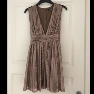  - Aldrig använd klänning från Boohoo täckt i paljetter. Djupt urringad, hög i ryggen. Perfekt för fest eller nyår. Kan träffas i Täby, Stockholm city eller SU. Vid frakt får köparen stå för det :) 