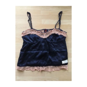  - Jättefint sidenlinne från Odd Molly, fint skick.