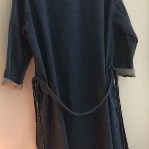  - Jeansrock från Monki. Du kommer antagligen slita den med hälsan ungefär en hel sommar och sen tröttna på den. Men tänk vilken grym sommar du får!  Kan knäppas med en knapp och bälte följer med.  Skickas mot att köparen står för frakt eller hämtas i centrala Gbg.