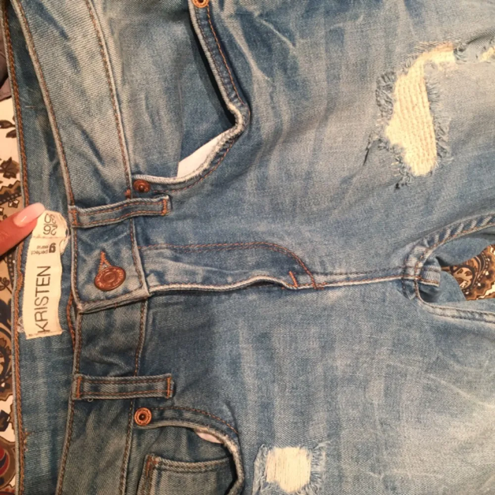 Kristen zip jeans från Gina Tricot använda 3 gånger endast. Stretchig material! Slutsålda!  Storlek 26 Köparen står för frakten. Jeans & Byxor.