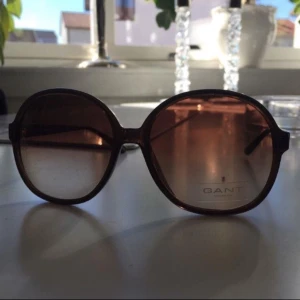 - Helt nya glasögon från Gant i rund modell Lätta bågar med skönt ljus 