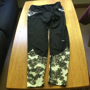  - Träningstights från Röhnisch i stl S. Går ner till ankeln på mig som är 163 cm lång. Supersköna och knappt använda pga fel storlek. 