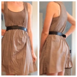  - Beige klänning i två delar (underklänning och överklänning). Vid i modellen men passar bra med ett skärp i midjan. Strl 34/36. Köparen står för eventuell fraktkostnad och betalning görs via swish.