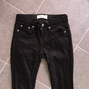 Kristen-jeans från Gina Tricot. Stuprörsmodell med dragkedja vid anklarna, nypris 499