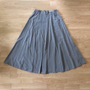  - 🍂Vacker vintagekjol som min mormor bar när hennes mamma gifte sig! Slutar strax ovanför anklarna på mig som är 1,60. Från Lindex. Märkt 38, passar 36. 50% polyester & 50% viskos. Knappt använd, fint skick. Frakt: +45kr.🍂