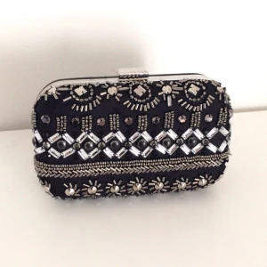  - Clutch från Indiska Har kedja som går att sätta på oh ta av