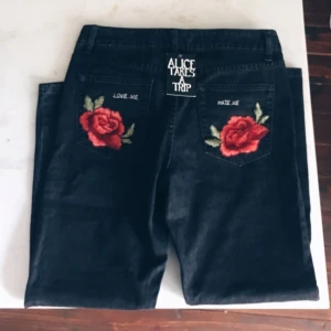  - Helt oanvända jeans från Alice Takes A Trip. Broderat på bakfickorna "love me" och "hate me". Köpte av en annan användare här men de är tyvärr för små för mig! Köparen betalar eventuell frakt 