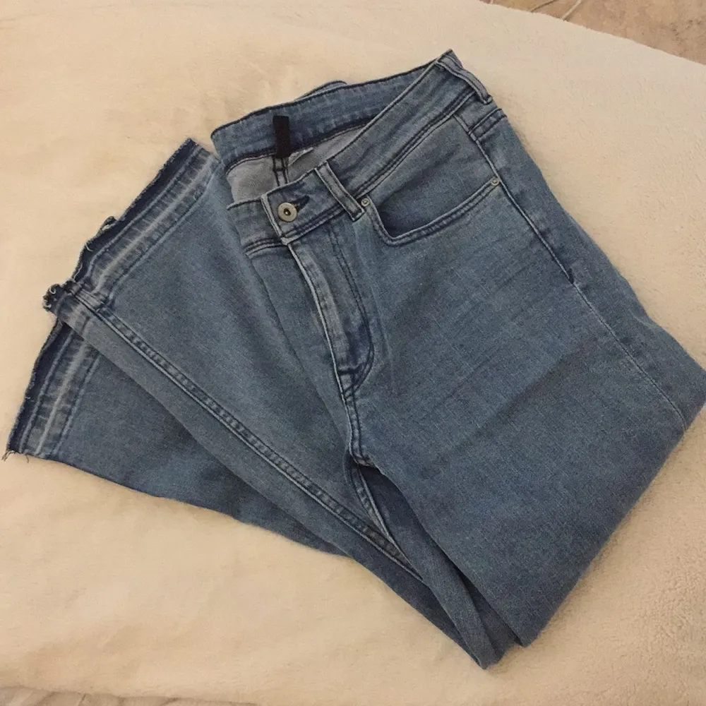 Nästan oanvända jeans. Lite kortare i benen. Kan skicka mer bilder vid intresse.. Jeans & Byxor.