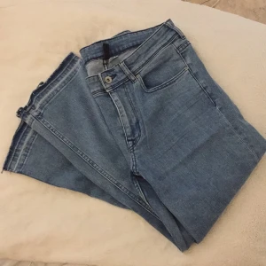  - Nästan oanvända jeans. Lite kortare i benen. Kan skicka mer bilder vid intresse.