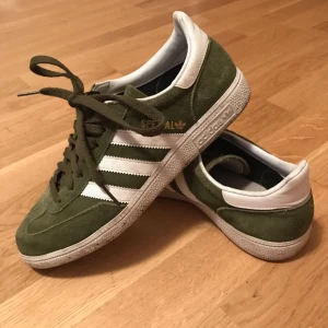  - Skitsnygga adidas spezial i mörkgrönt! Älskar dem men för stora! Inköpspris 800 kr. Använt fåtal gånger! Billig frakt tillkommer🏹🏹🏹🏹🏹