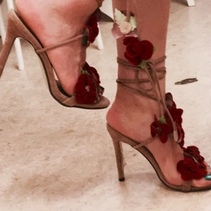  - Sagolika klackar köpta på Zaful😊🌹 Storlek 40 men är ganska små så passar även 39! ☺️ Frakt ingår✨ Det som ser plastigt ut på klacken är skyddsplast som du drar bort, de är aldrig använda:) 