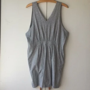  - Grå klänning från Cheap Monday i snygg oversize-modell. Dolda fickor i sidorna 