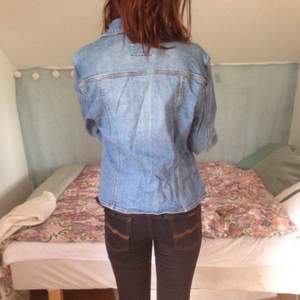 Denna jeans-dröm är till salu! Omsorgsfullt sydd med vackra detaljer
