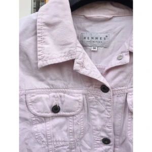  - Ljusrosa tunn jacka i jeansjacke-stil från Hennes Collection i storlek 38 säljes! Skickas, köparen står för frakten 💌
