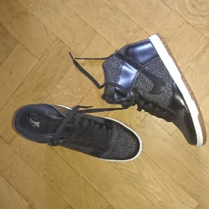  - Nike med kilklack, helt nya, använda bara en gång. Köparen står för frakten 