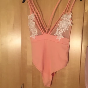  - Världens finaste body som är köpt här på Plick. Passar absolut en i Strl 40/42 ovkså. Men för mig sitter den lite litet vid bysten. (Ett band har lossnat lite, fixas lätt med nål o tråd)  Kan mötas upp i Stockholm alt. Motala/Linköping beroende på. Fraktas även 