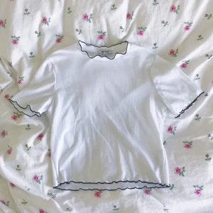  - jättefin ribbad kortare topp från zara. sitter snyggare på en M, trots att det står storlek L, men även en L kan ha den bara att den sitter väldigt tajt då. använd typ en gång så i superbra skick!♥️ frakt ingår i priset⭐️