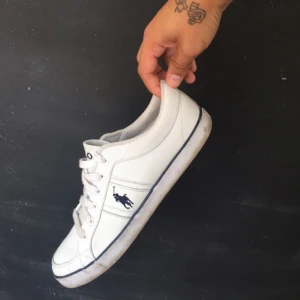  - Säljer pga flytt.  Osäker på storlek, ser inget i. Tror 45 då jag har 44 2/3 och de är stora.  