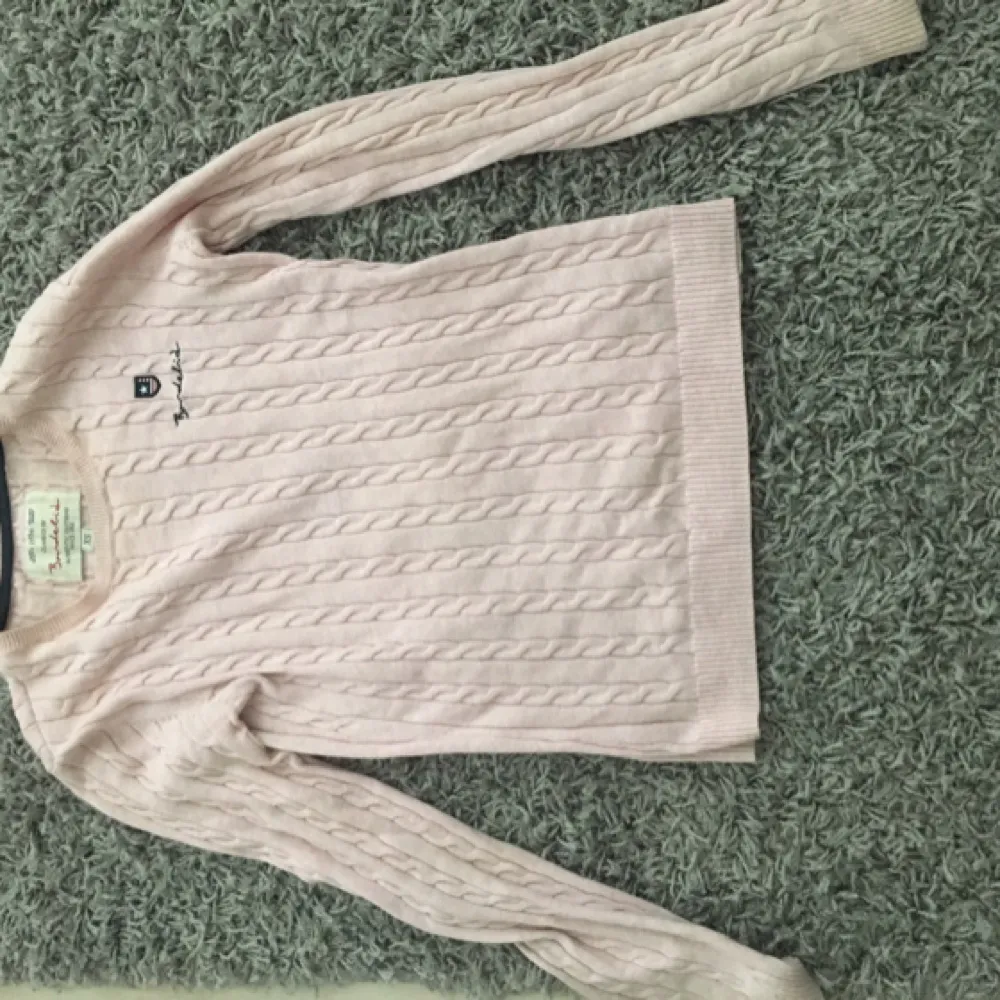 En kabelstickad bondelid tröja som jag verkligen tycker om men har kommit ifrån färgen rosa. Har bara använt få antal gånger så den är nästan som ny. Köpte den för 600 ny, pris kan diskuteras . Tröjor & Koftor.