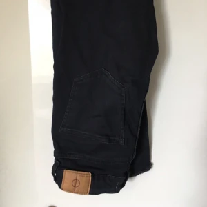  - Snygga mörkblå jeans från Samsoesamsoe. Hög midja, stretch. Avklippta🌸 modell: sister