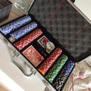  - Pokerset aom har några år på nacken men är endast använt ett par fåtal gånger.
