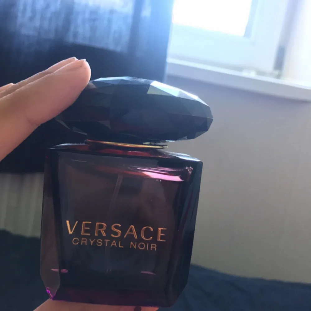 Endast testad Versace Crystal Noir 30 ml edT. Köpt på Kicks, nypris 475 kr. Angivna priset inkluderar frakt via Schenker :) . Övrigt.