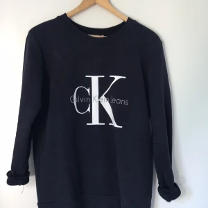  - Calvin Klein tjocktröja i bra skick. 