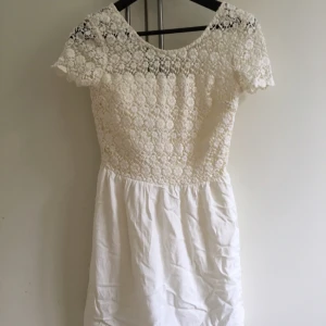  - Vit klänning från Tommy Hilfiger med spets upptill. Använd en gång och köptes för 2 år sedan. Nypris: 1 600kr ca. Väldigt fint skick men använder ej. Frakt ingår inte i priset. 