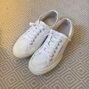  - Vita Superga i storlek 39, dom är små i storlek och lite bredare i lästen! Ny innersula ingår! Tvättade i maskin så dom är rena men lite missfärgade av solen på främre delen av skorna dock inget man lägger märke till :)