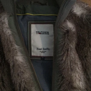  - Stor och tjock pälsväst från hilfiger. 
