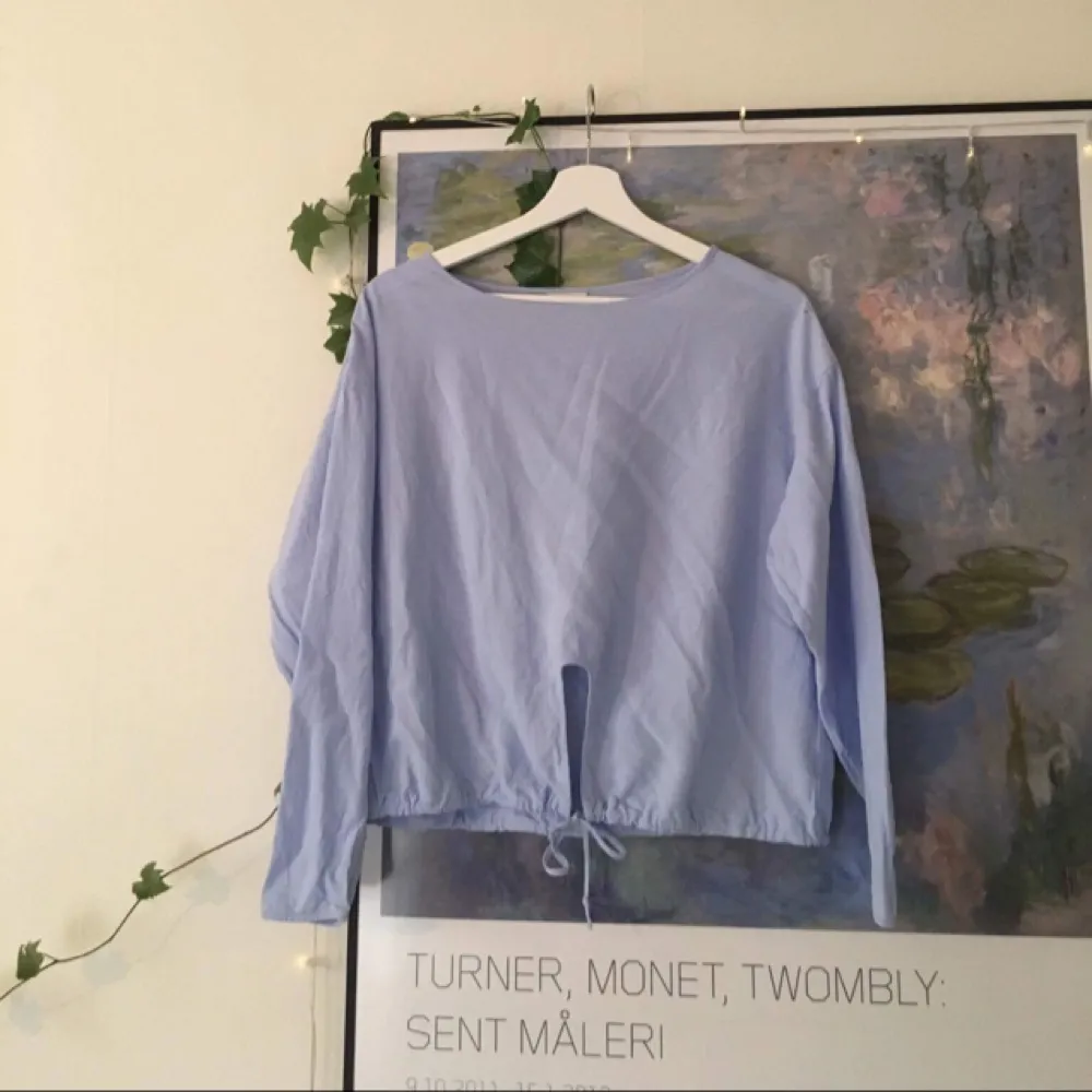 Aldrig använd skjorta/blus med dragsko från weekday 🕸 passar dig mes stl S. Blusar.