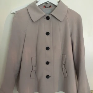  - Beige jacka för vår/sommar 