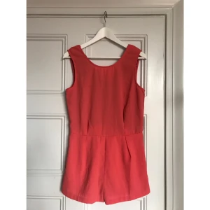  - Jättesöt byxdress med djuprygg och spetsdetalj. Står   Att den är i storlek L men skulle snarare säga S-M. Kan mötas upp i Stockholmsområdet, annars kan jag skicka den och då står köparen för frakten.