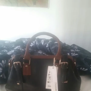  - Jag säljer jättesnyg helt ny väska med dubbel axel. Ny pris 549 kr men jag säljer för 400 kr 