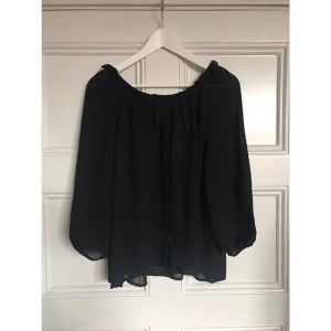  - Blus med knappar från H&M. Köparen står för frakten och betalning sker via swish.