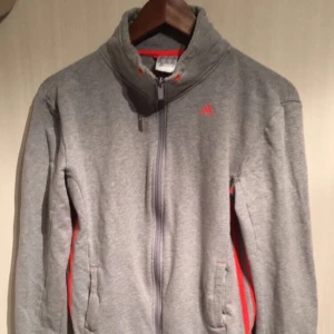  - Grå Adidas tjocktröja med neon orange 3 sträck, har matchande byxor, paket pris kan ordnas 